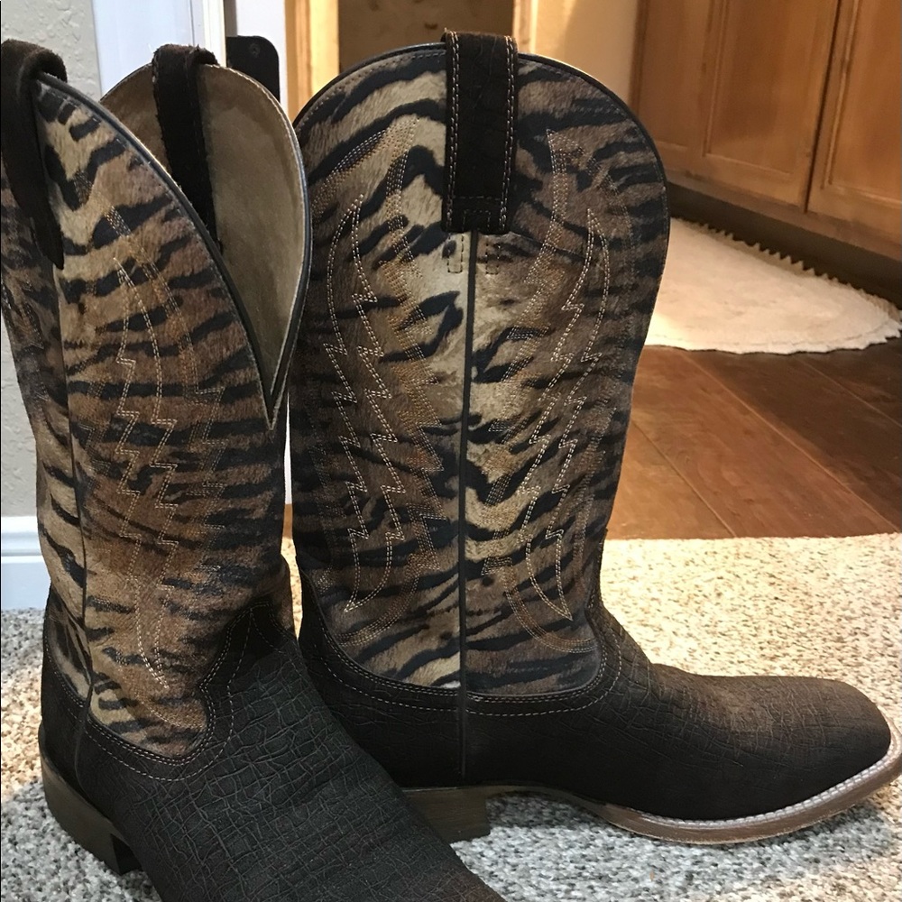 Men’s Ariat brand cowboy boots